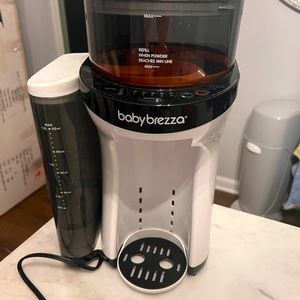 Baby Brezza Formula Pro. Great condition, barely used.